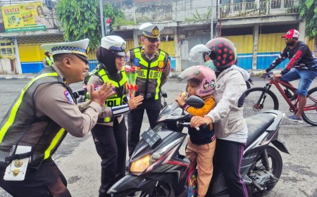 Hari Kesepuluh Operasi Keselamatan Semeru, Polres Lumajang Beri Hadiah Pengendara Tertib