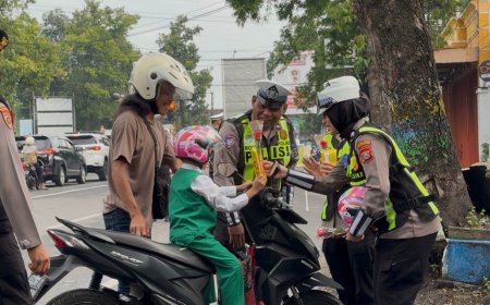 Operasi Keselamatan Semeru, Polres Ponorogo Beri Hadiah Helm dan Cokelat