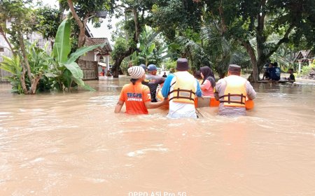 Polres Jember Evakuasi Korban Banjir di Rambipuji Pastikan Bantuan Tersalurkan