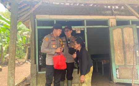 Medan Berat Tak Halangi Polres Jember Salurkan Bantuan Sosial