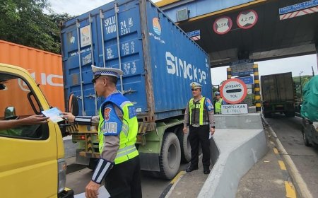 Polda Jatim Tertibkan Truk dan Bus yang Nekat Pakai Lajur Kanan      