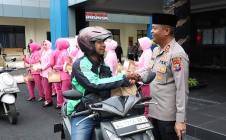 Berbagi Takjil, Polres Tulungagung Bangun Kedekatan
