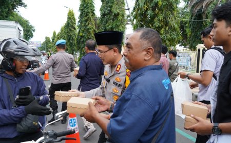 Berbagi di Bulan Ramadan, Polres Situbondo dan Pers Bagikan Ratusan Takjil