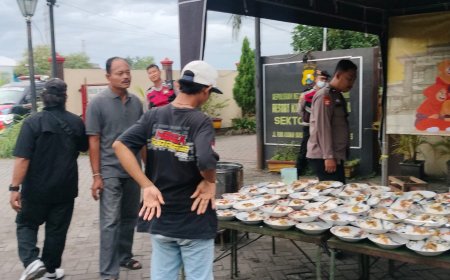 Ramadan Penuh Kepedulian, Polsek Pakal Siapkan 600 Porsi untuk Warga