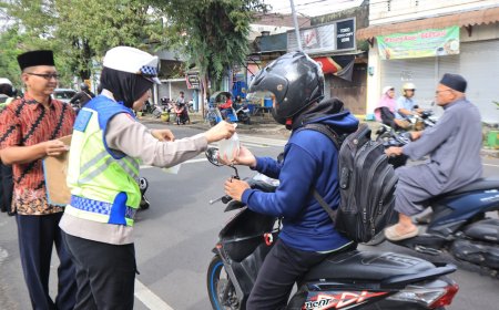 Ramadan Humanis, Polres Malang Bagikan Takjil Gratis