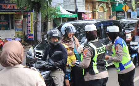 Polres Malang Sapa Pengguna Jalan Sambil Berbagi Takjil