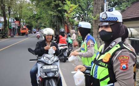 Polres Malang Perkuat Silaturahmi dengan Warga Lewat Berbagi Takjil
