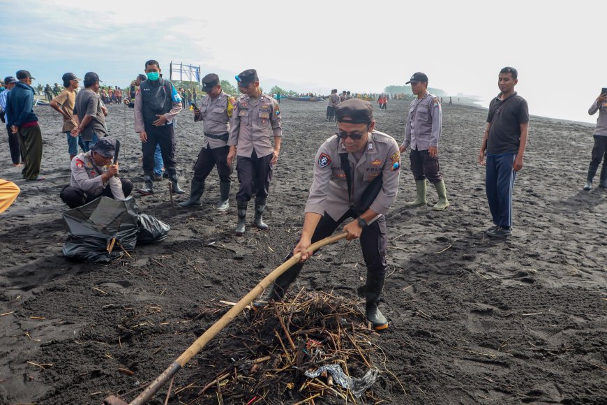 Polres Lumajang Gelar Aksi Bersih - bersih Wujudkan Pantai Watu Pecak Asri