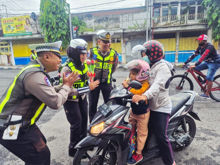 Hari Kesepuluh Operasi Keselamatan Semeru, Polres Lumajang Beri Hadiah Pengendara Tertib