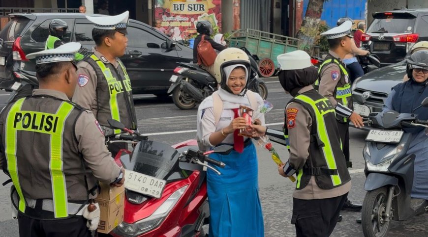 Operasi Keselamatan Semeru Polres Ponorogo Beri Hadiah Helm dan Cokelat Pengendara Tertib   