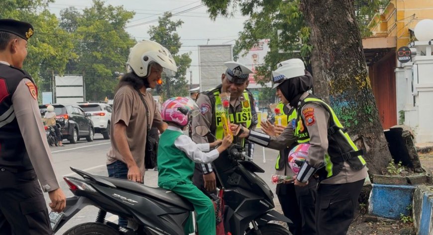 Operasi Keselamatan Semeru, Polres Ponorogo Beri Hadiah Helm dan Cokelat