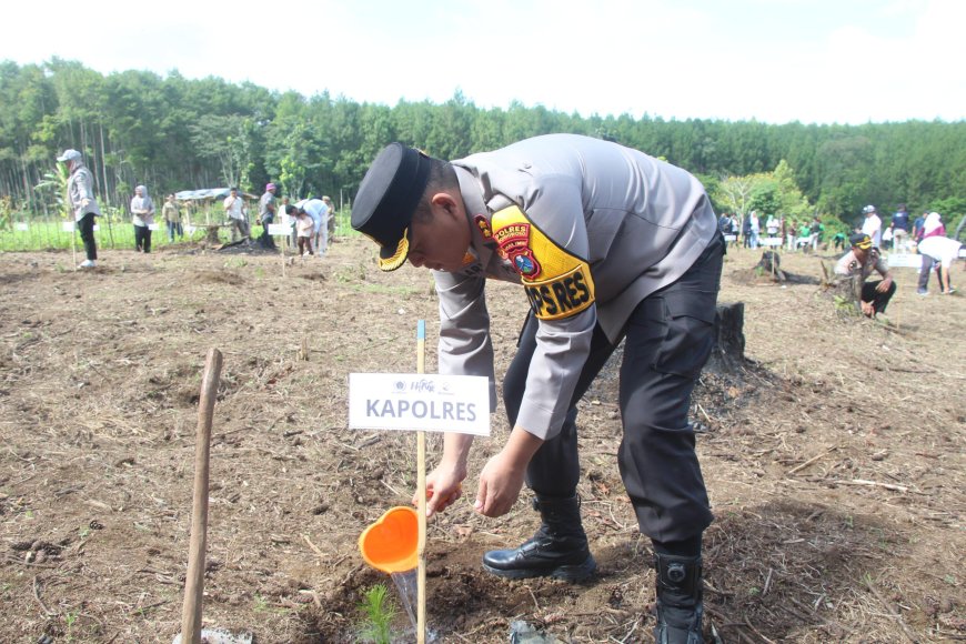 Polres Bondowoso Turut Tanam 1.000 Pohon Gerakan Sedekah Oksigen HPN 2026   