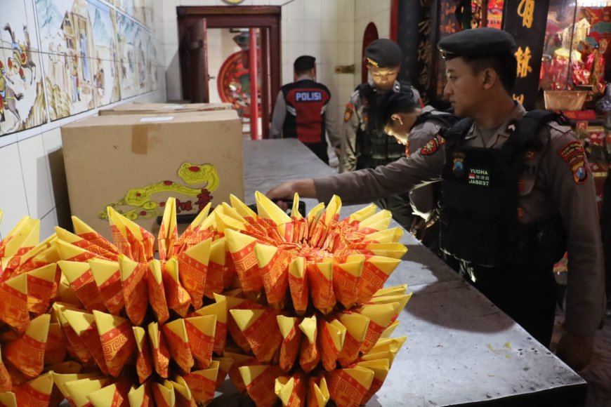 Sambut Tahun Baru Imlek, Polres Pelabuhan Tanjungperak Lakukan Sterilisasi