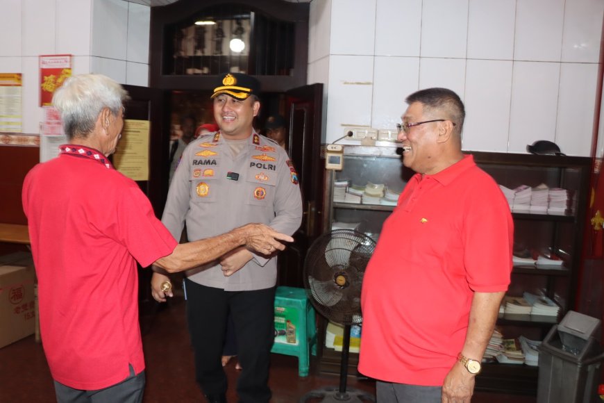 Pastikan Imlek Kondusif, Kapolres Gresik Tinjau Pengamanan di Klenteng Kim Hin Kiong