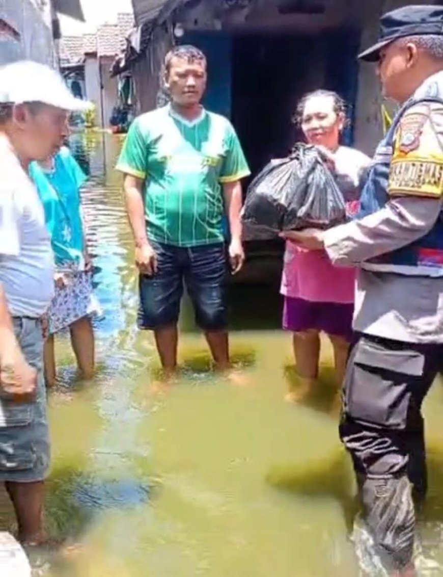 Peduli Sesama, Polresta Sidoarjo Distribusikan Sembako bagi Korban Banjir