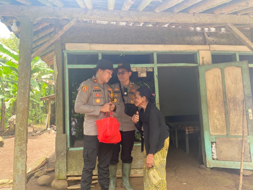 Medan Berat Tak Halangi Polres Jember Salurkan Bantuan Sosial