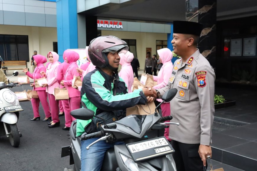 Polres Tulungagung Berbagi Takjil Tebar Kebaikan di Bulan Ramadan