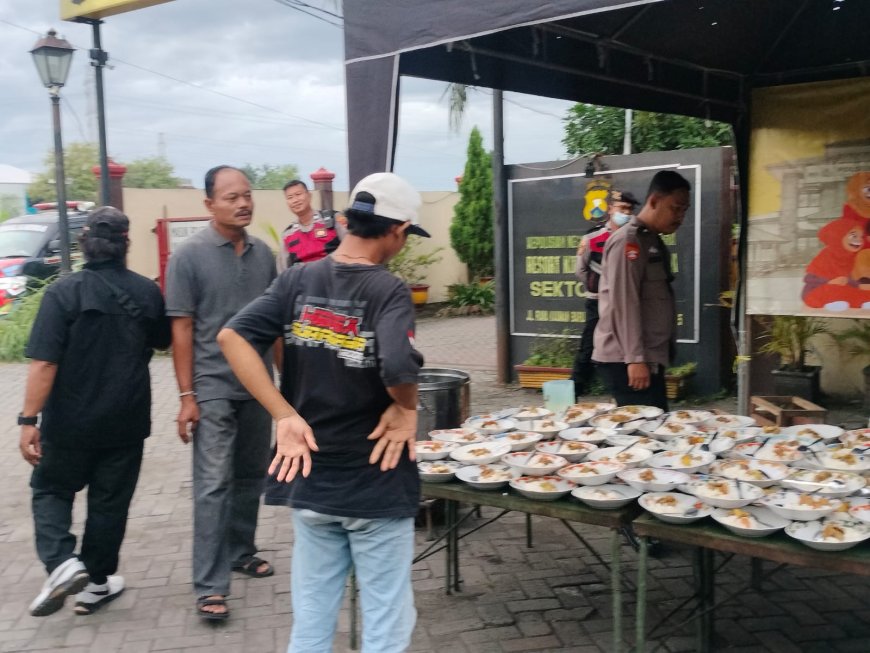 Ramadan Penuh Kepedulian, Polsek Pakal Siapkan 600 Porsi untuk Warga