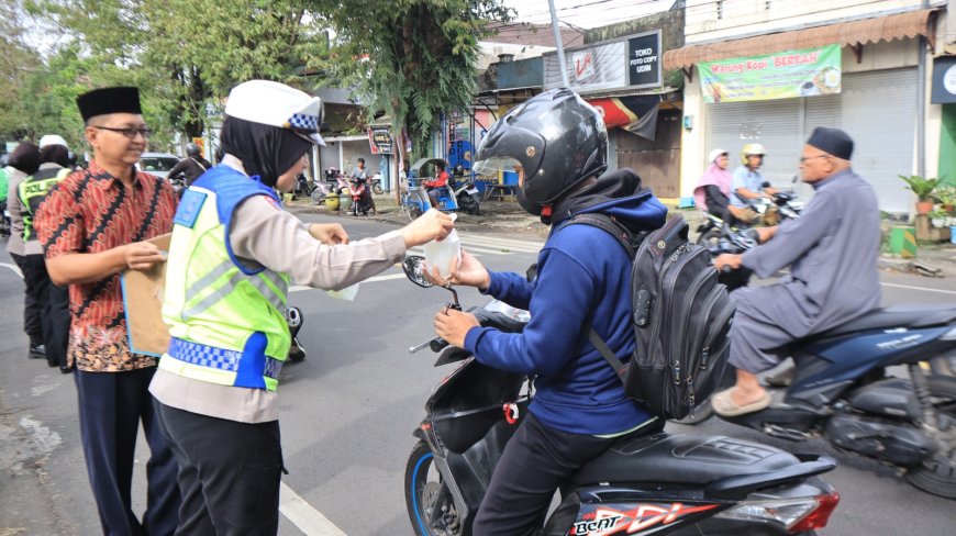 Ramadan Humanis, Polres Malang Bagikan Takjil Gratis