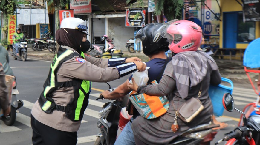 Polres Malang Berbagi Takjil Jelang Berbuka, Disambut Antusias