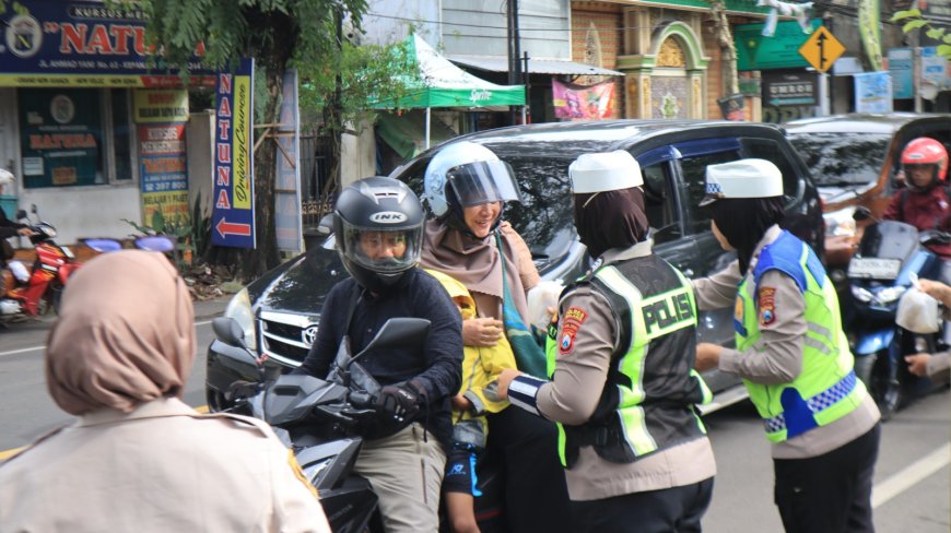 Polres Malang Sapa Pengguna Jalan Sambil Berbagi Takjil