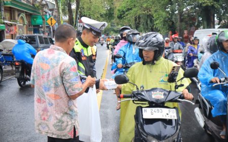 Polres Malang Kembali Berbagi Takjil kepada Pengguna Jalan