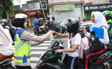 Ramadan Penuh Kepedulian, Polres Malang Rutin Berbagi Takjil ke Pengendara
