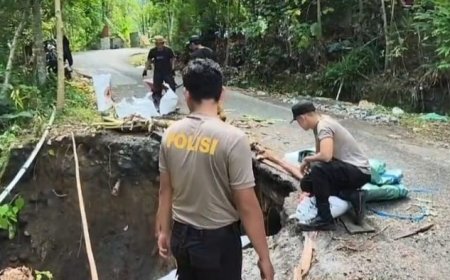 Polres Lumajang dan Warga Tanggulangi Longsor Lewat Kerja Bakti