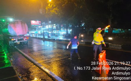 Respons Cepat Laporan 110, Polisi Amankan Arus Lalu Lintas Akibat Truk Mogok di Singosari