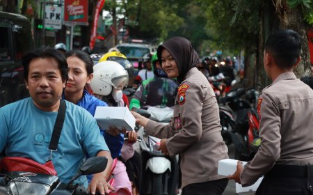Polres Malang Bagikan 300 Paket Takjil kepada Pengguna Jalan di Bulan Ramadan