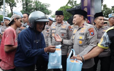 Kapolda Jatim Gelar Aksi Sosial Berbagi Takjil di Ramadan