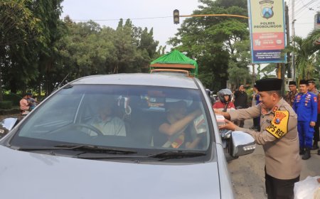 Polres Probolinggo Layani Warga Lewat Samsat Keliling dan Bagi Takjil