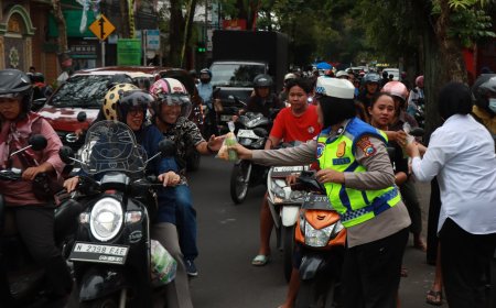 Berbagi di Bulan Suci, Polres Malang Tebar Takjil Gratis untuk Pengendara