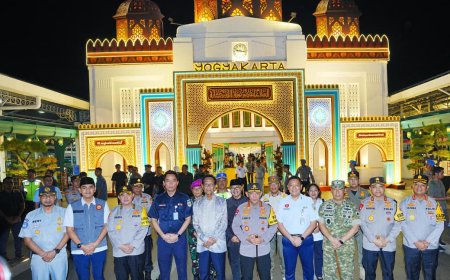 Tinjau Stasiun Tugu DIY, Kapolri Pastikan Puncak Arus Mudik Berjalan Aman   