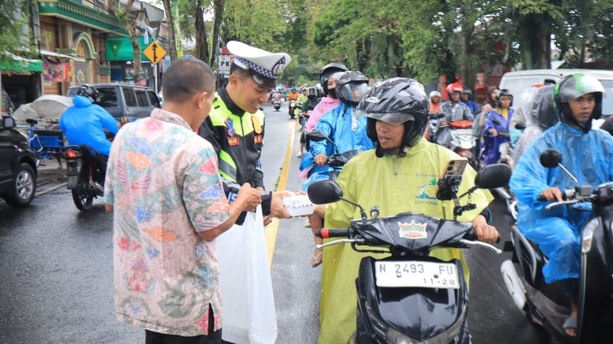 Polres Malang Kembali Berbagi Takjil kepada Pengguna Jalan