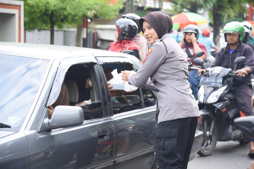 Semarak Ramadan, Polwan Polres Bondowoso Berbagi di Tengah Aktivitas Pasar