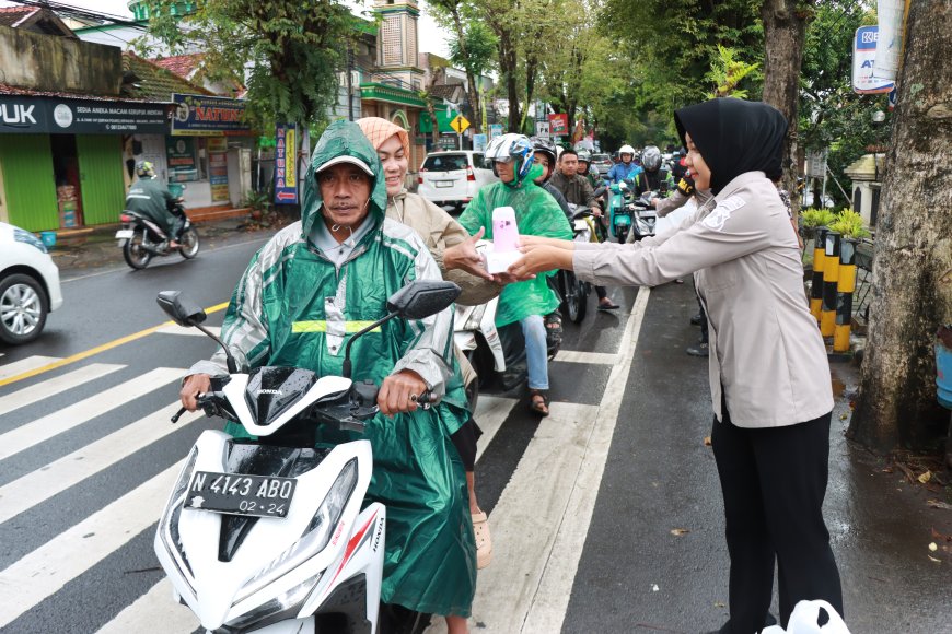 Sentuhan Humanis Ramadan, Polres Malang Hadir di Tengah Pengguna Jalan