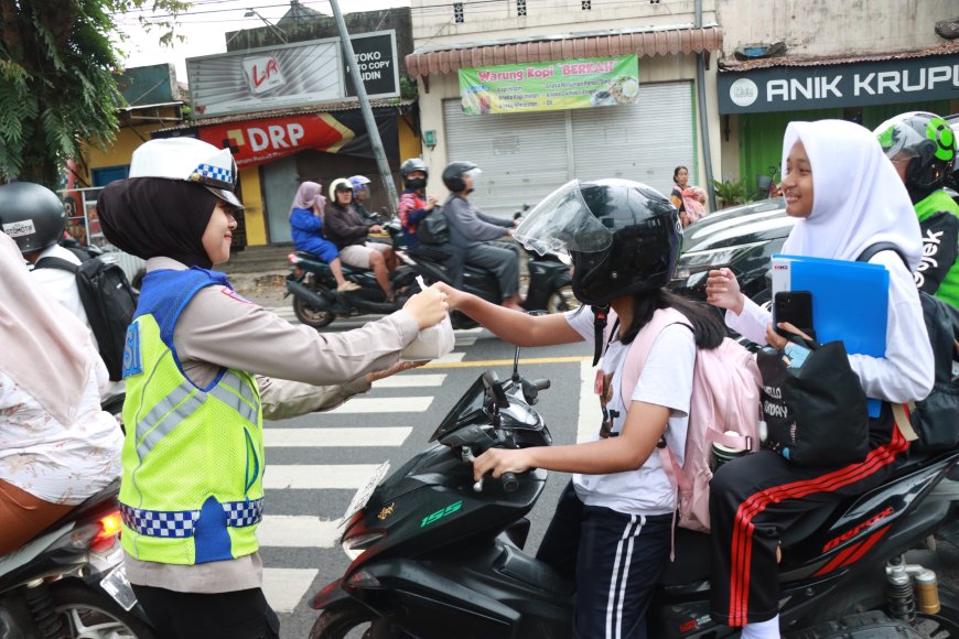 Ramadan Penuh Kepedulian, Polres Malang Rutin Berbagi Takjil ke Pengendara