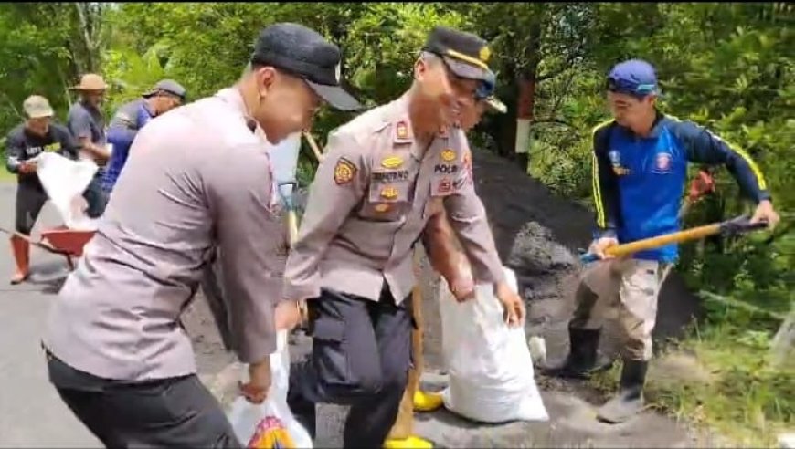 Gotong Royong Polres Lumajang dan Warga Perkuat Tebing Rawan Longsor