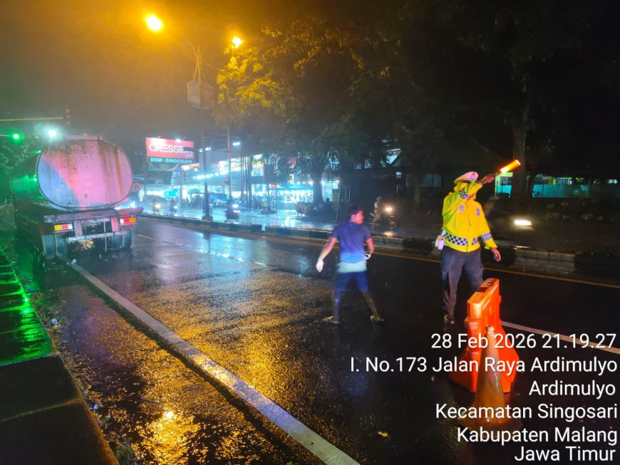 Respons Cepat Laporan 110, Polisi Amankan Arus Lalu Lintas Akibat Truk Mogok di Singosari