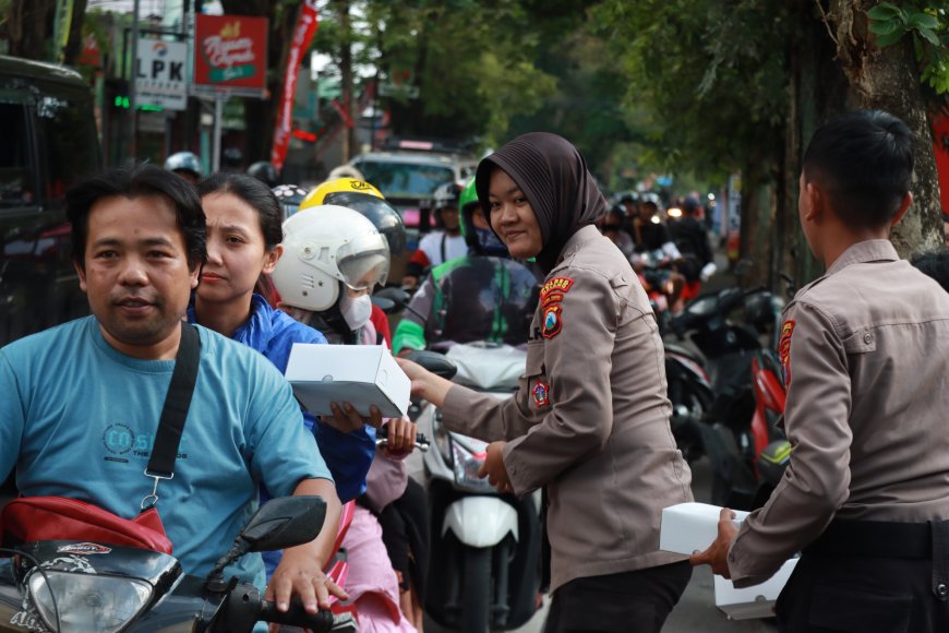 Polres Malang Bagikan 300 Paket Takjil kepada Pengguna Jalan di Bulan Ramadan