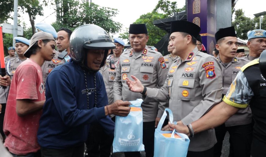 Kapolda Jatim Gelar Aksi Sosial Berbagi Takjil di Ramadan