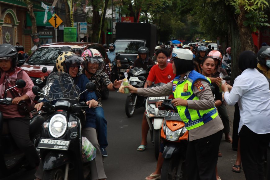 Berbagi di Bulan Suci, Polres Malang Tebar Takjil Gratis untuk Pengendara