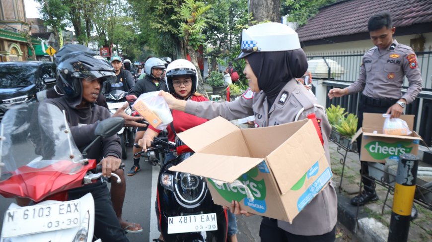 Ramadan Berkah, Polres Malang Bagikan 300 Paket Takjil untuk Pengendara