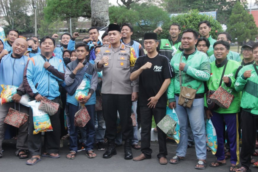 Polres Bondowoso Gandeng PKDI Berbagi Takjil Ramadan