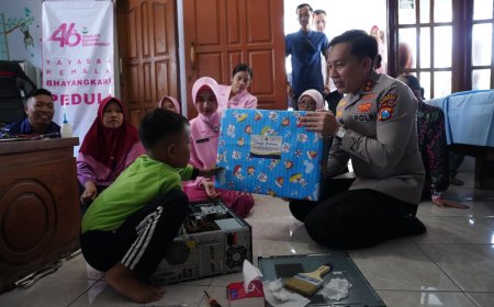 Hari Jadi YKB ke-46, Kapolres Bojonegoro Beri Hadiah Laptop Bocah Jago Perbaiki Elektronik