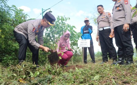 Polres Trenggalek Tanam Ratusan Pohon Beringin di Lahan Kritis Jaga Sumber Air   