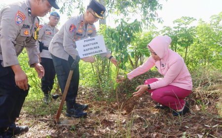 Polres Trenggalek Tanam Ratusan Pohon Beringin untuk Jaga Sumber Air