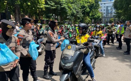 Jumat Peduli, Polda Metro Jaya Salurkan 350 Paket Sembako untuk Pengemudi Ojol