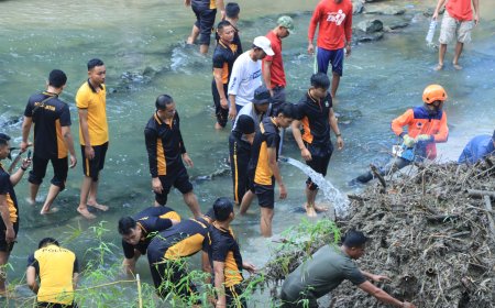 Gerakan Indonesia ASRI, Polres Ngawi Bersihkan Sungai di Jembatan Purba